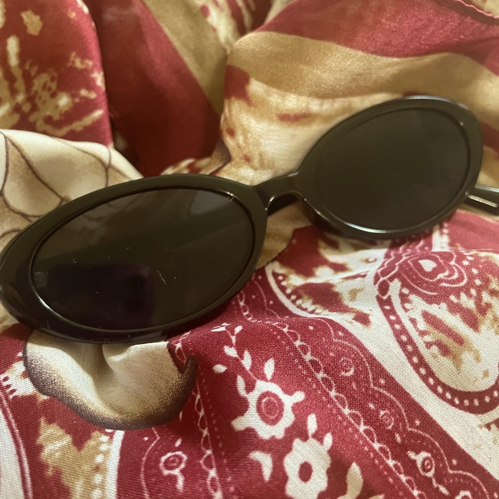 Elegant Black Oval Sunglasses
